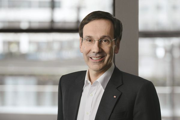 Dr Levin Holle